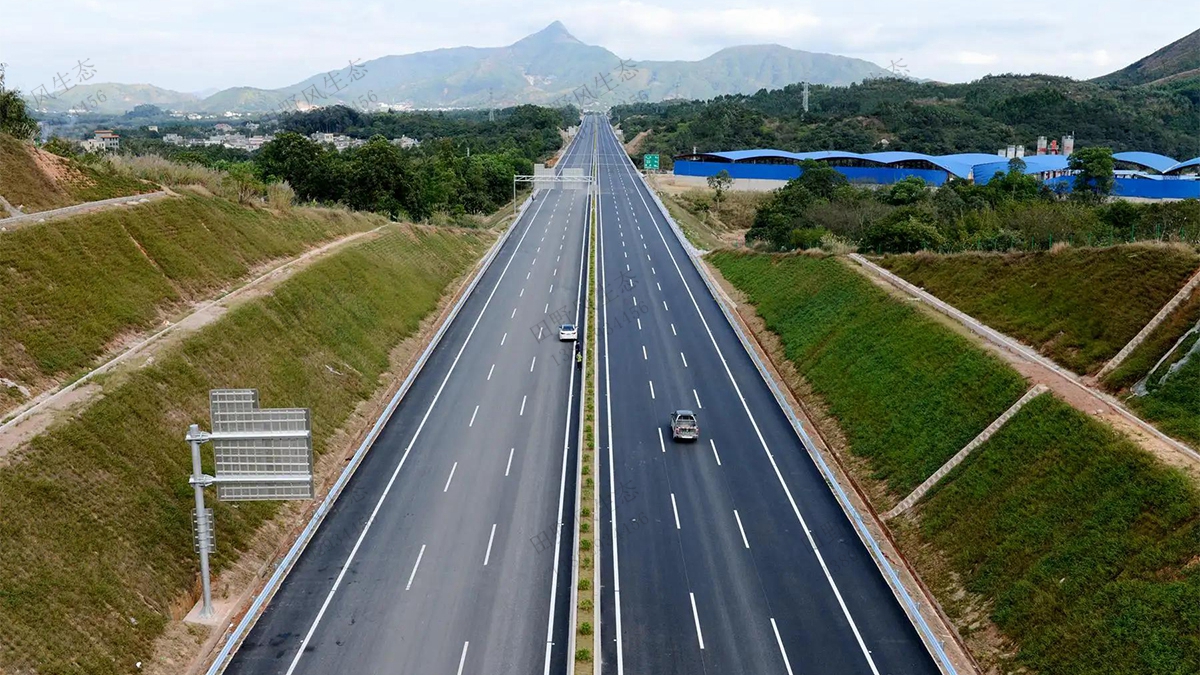 深汕西高速公路边坡复绿